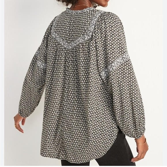 Old Navy Women's Black and Cream Top - Picture 2 of 5